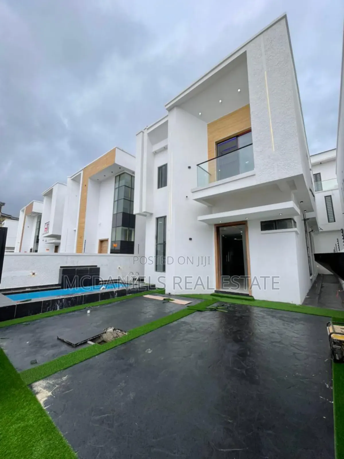 4bdrm Duplex in Chevron for sale in Chevron