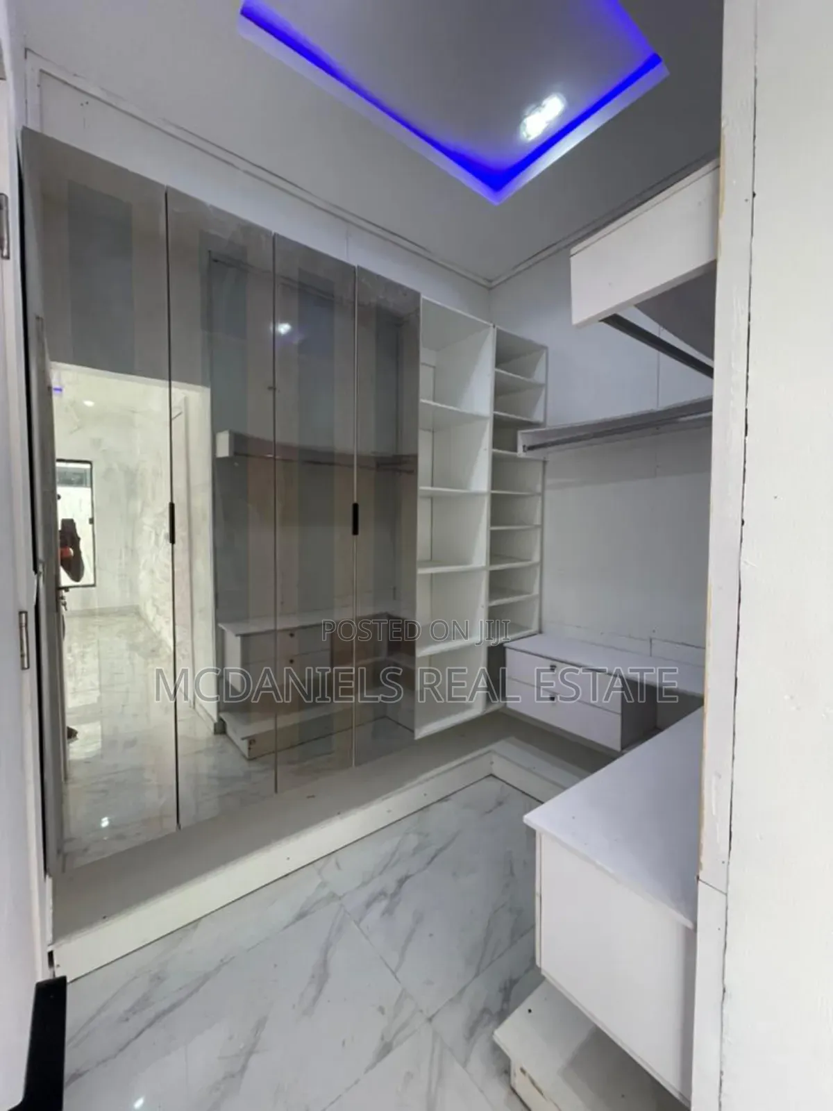 4bdrm Duplex in Chevron for sale in Chevron