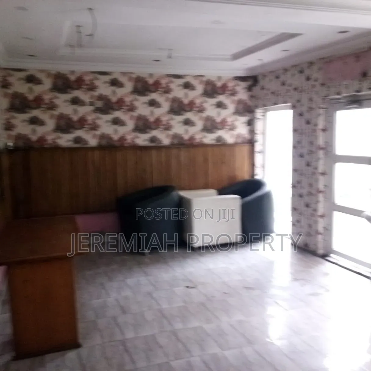 Lounge for Lease in Berger