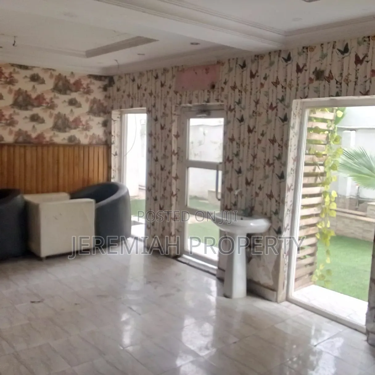 Lounge for Lease in Berger