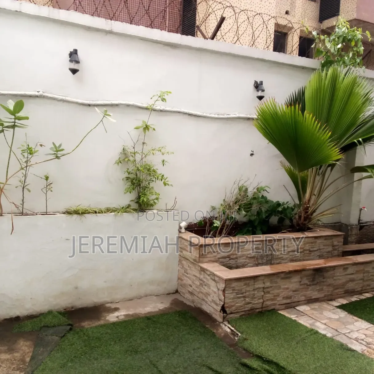 Lounge for Lease in Berger