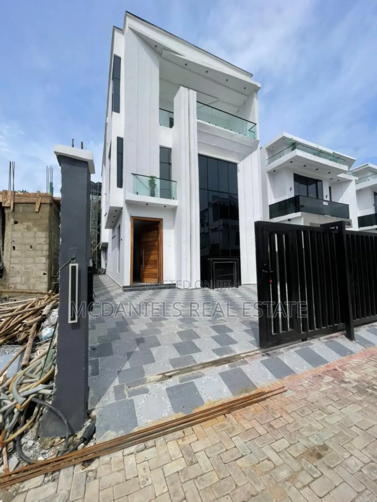 6bdrm Duplex in Chevron for sale in Chevron