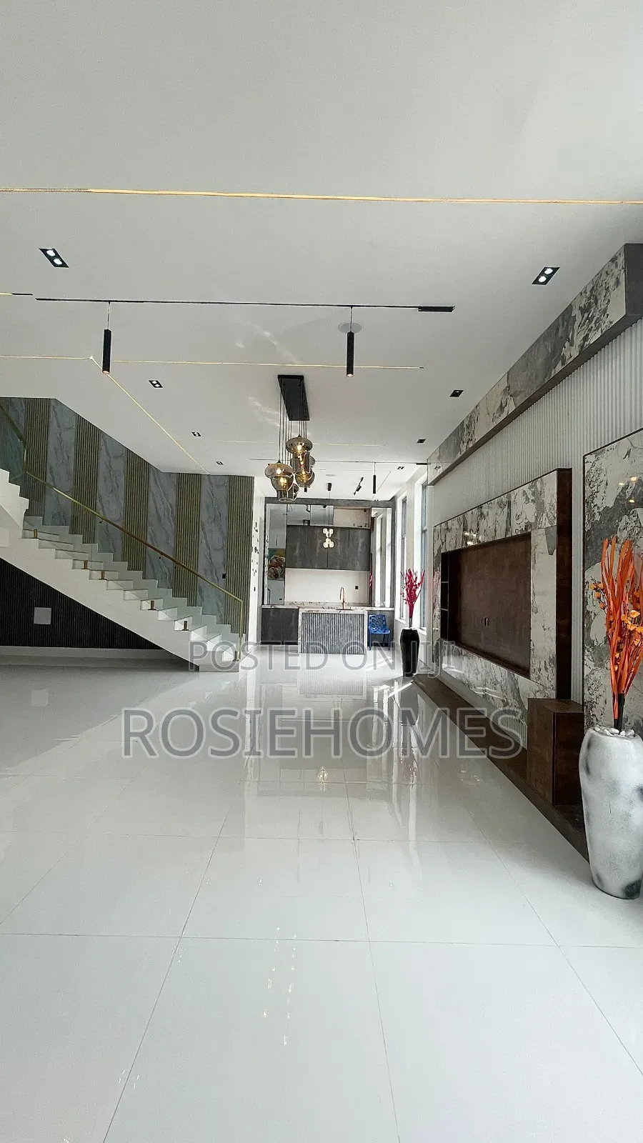 5bdrm Duplex in Free Estate, Chevron for sale in Chevron