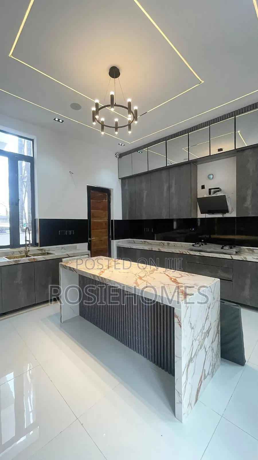 5bdrm Duplex in Free Estate, Chevron for sale in Chevron