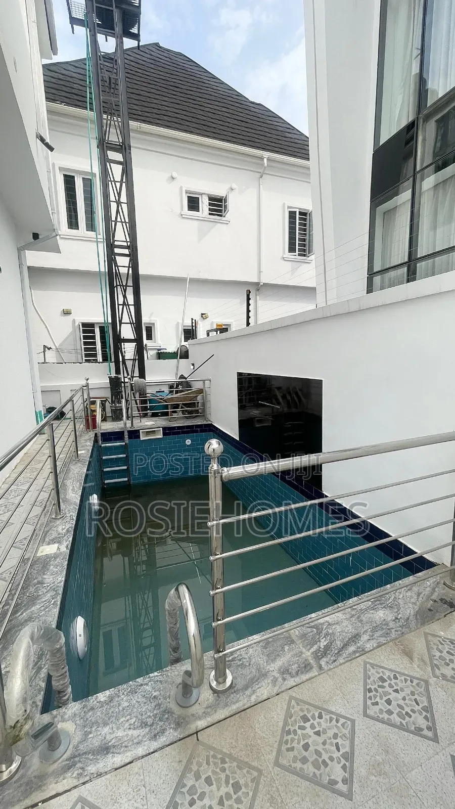 5bdrm Duplex in Free Estate, Chevron for sale in Chevron