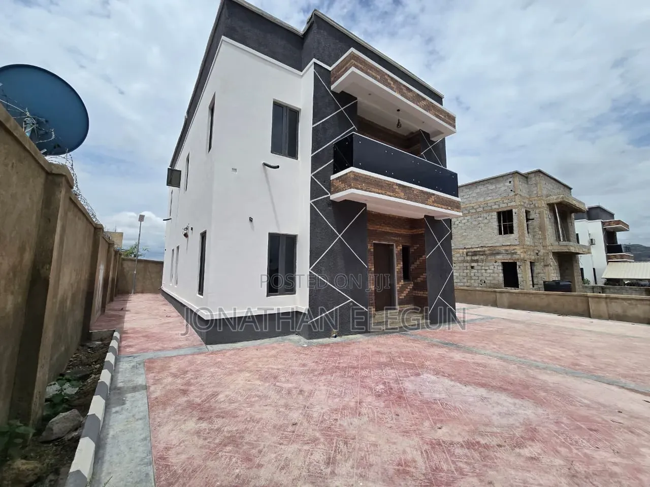5 Bedroom Duplex in Sabon Lugbe