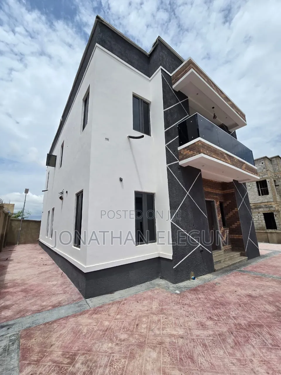 5 Bedroom Duplex in Sabon Lugbe