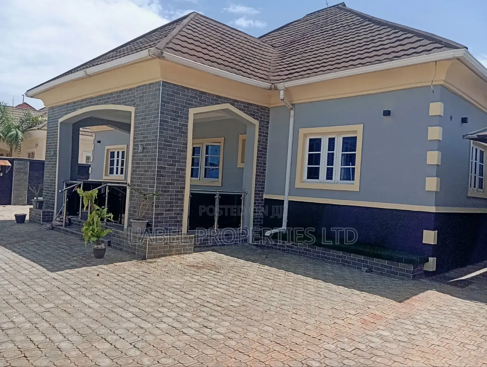 3bdrm Bungalow in Standard Estate for rent in Galadimawa