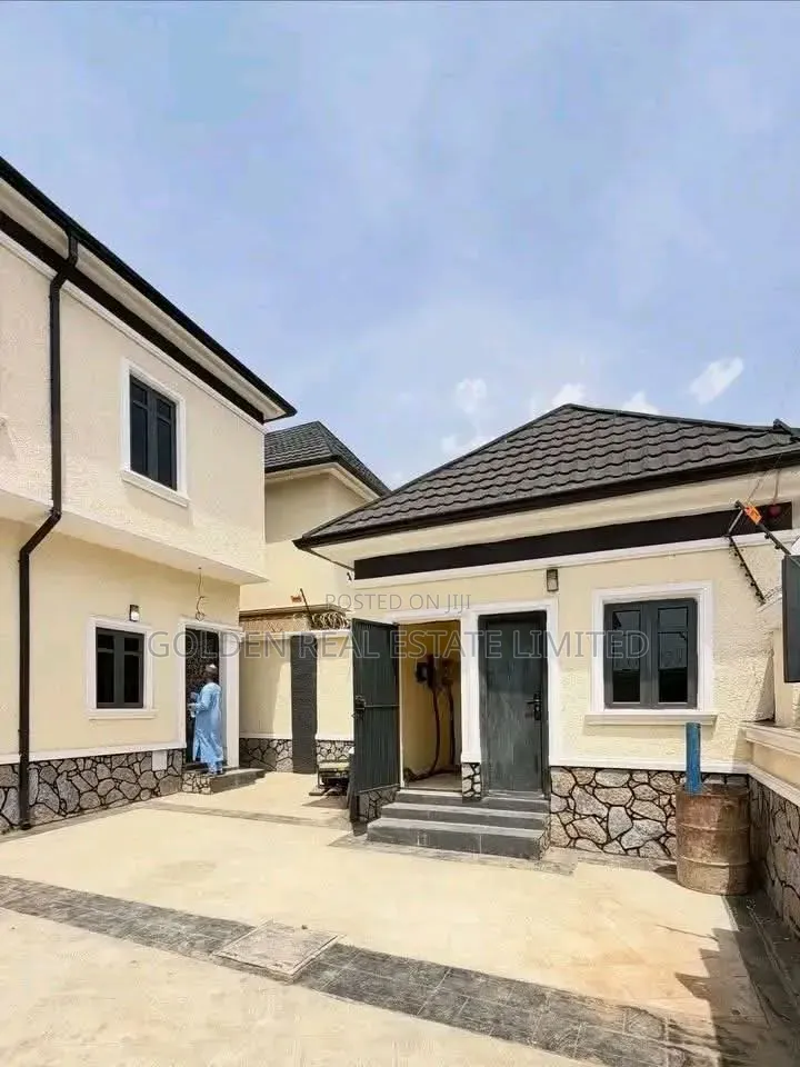 4bdrm Duplex in Apo Resettlement for sale in Apo Resettlement