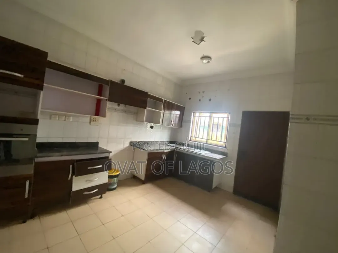 4bdrm Duplex in Chevron for rent in Chevron