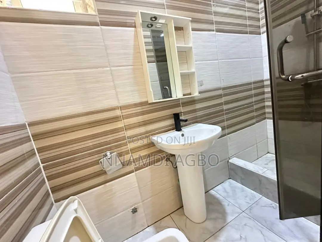 4bdrm Duplex in Chevron for rent in Chevron