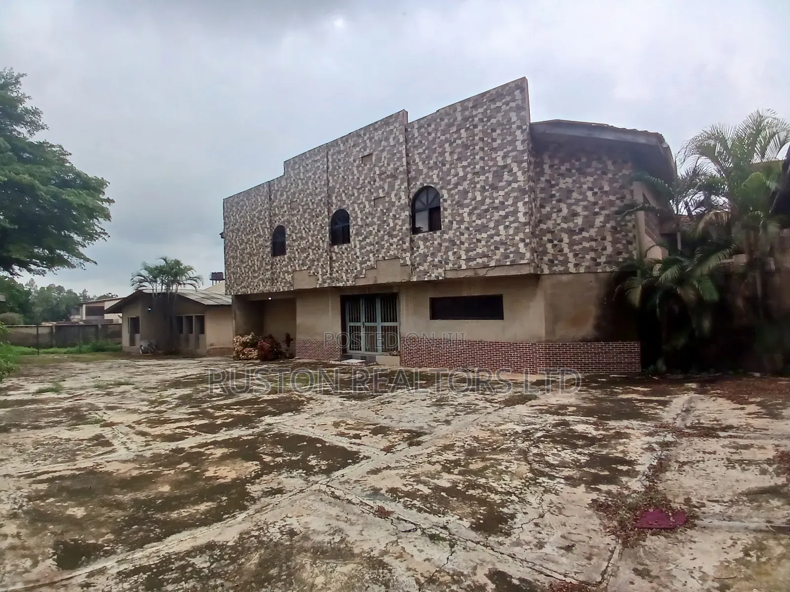 10bdrm Duplex in Agodi for sale in Agodi
