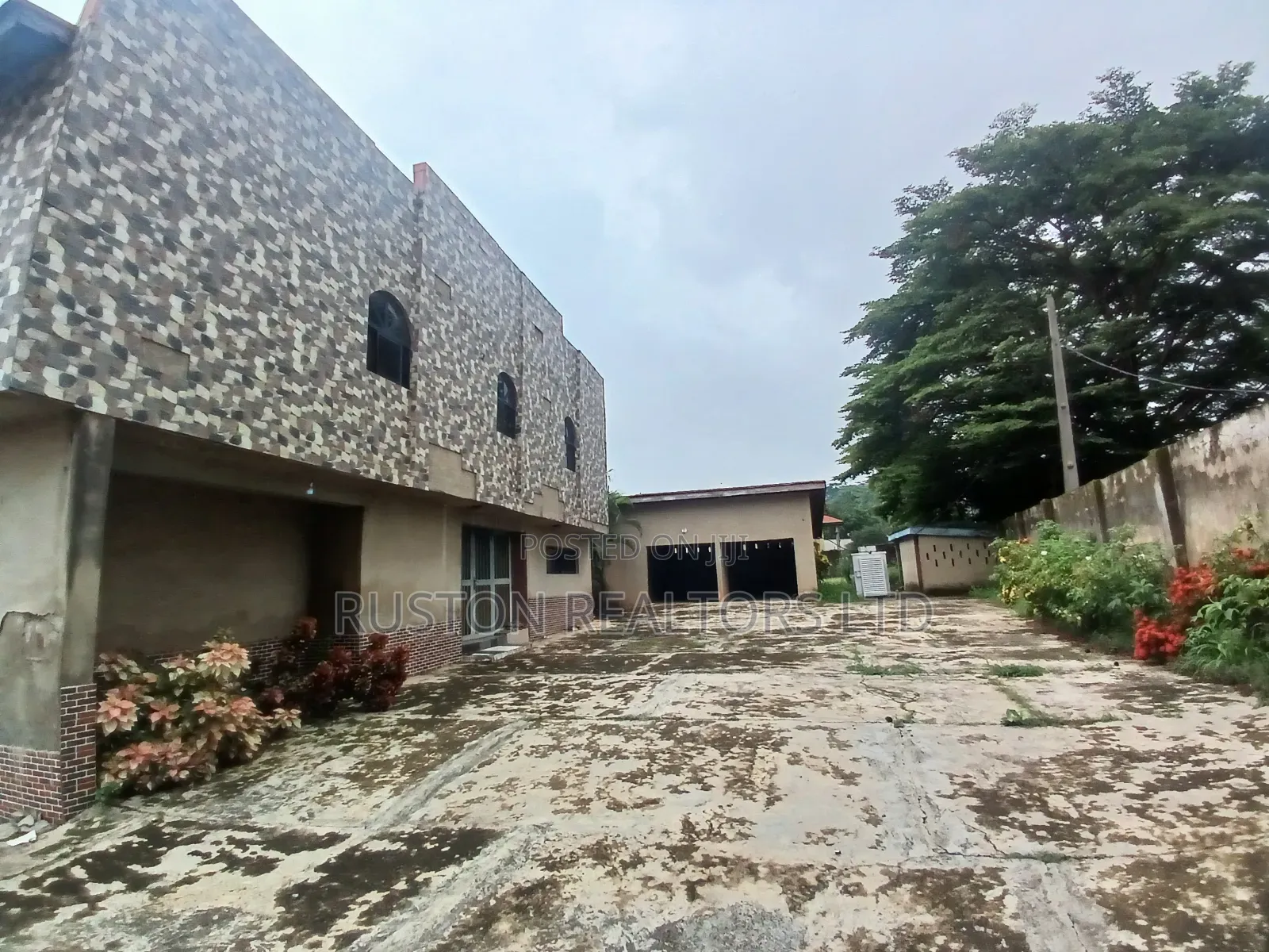 10bdrm Duplex in Agodi for sale in Agodi