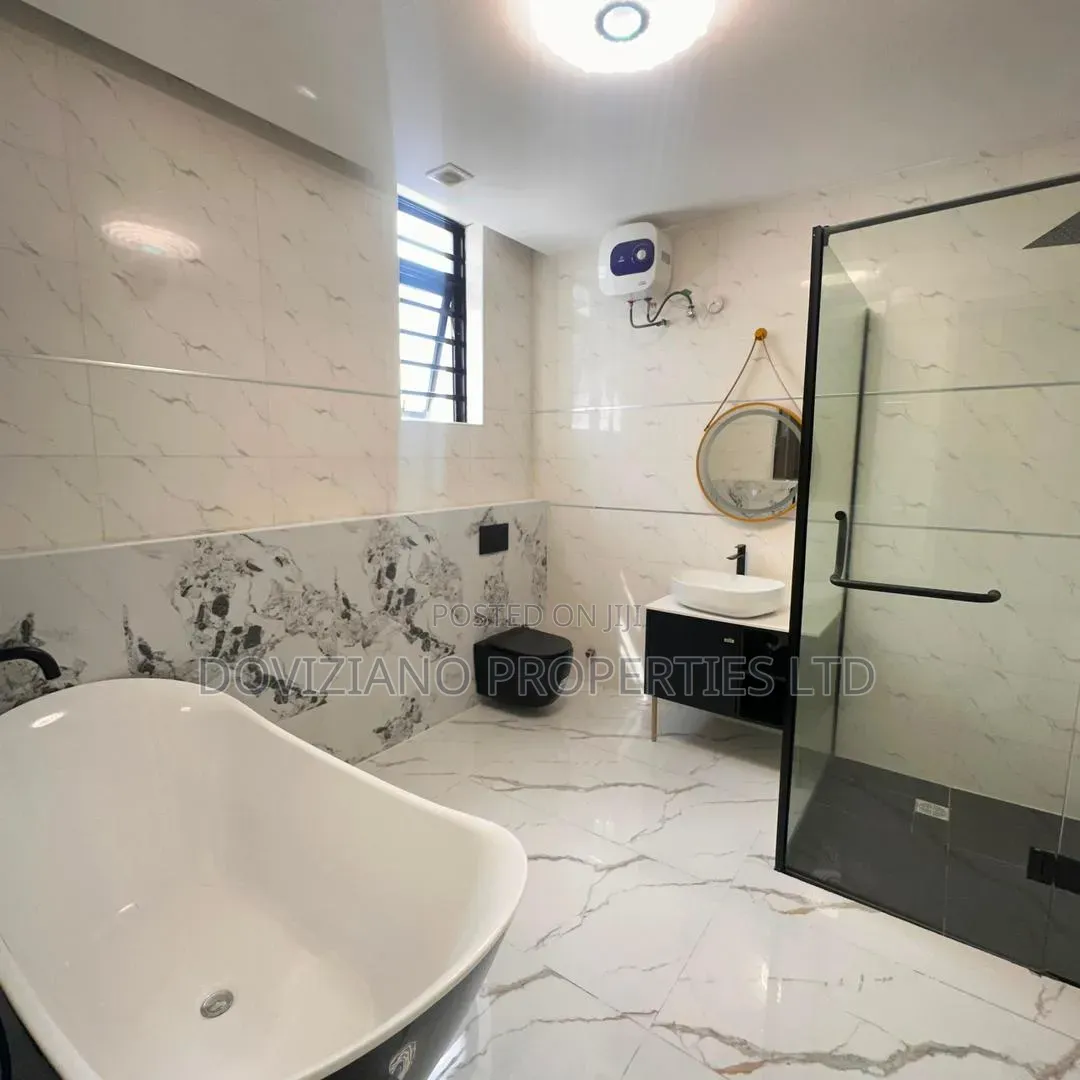5bdrm Duplex in Lekki Phase 1 for sale in Lekki Phase 1