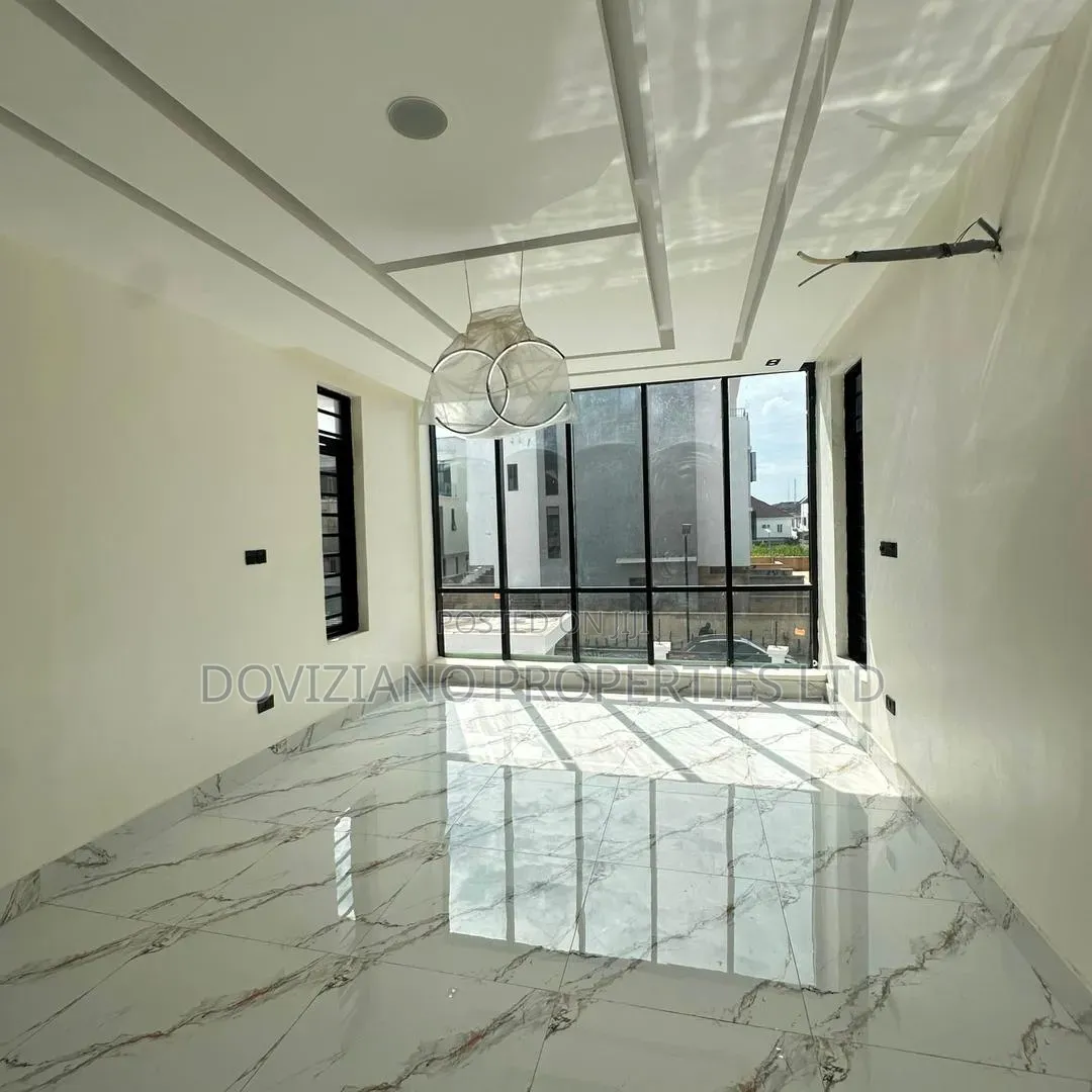 5bdrm Duplex in Lekki Phase 1 for sale in Lekki Phase 1