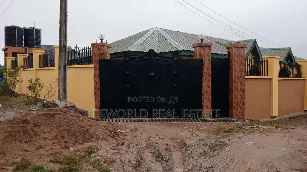 3bdrm Block of Flats in Abike Bustop,, Akobo for sale in Akobo