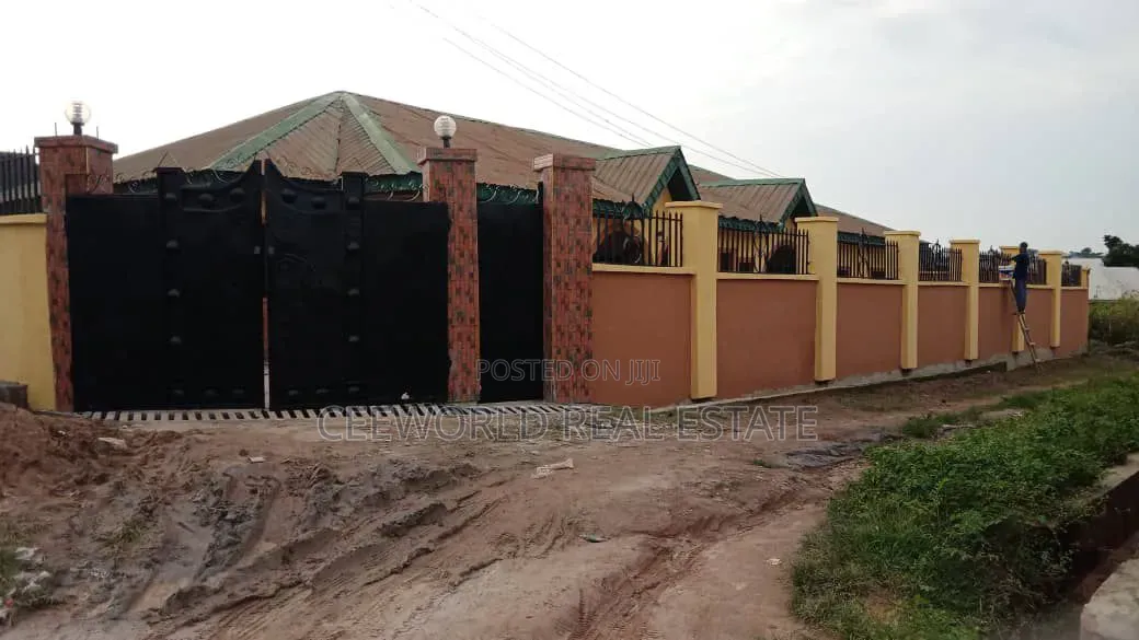 3bdrm Block of Flats in Abike Bustop,, Akobo for sale in Akobo
