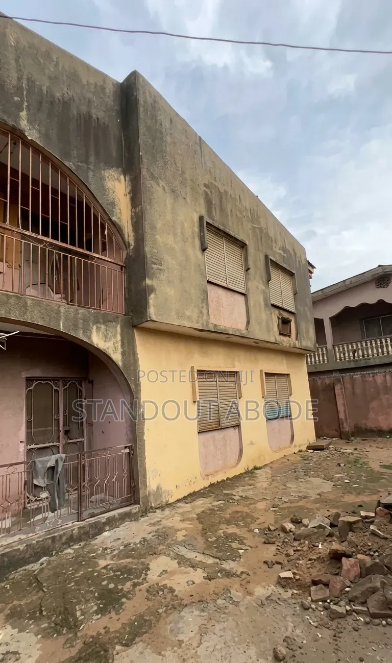 3bdrm Block of Flats in Good Location, Unity Estate for sale in Unity Estate