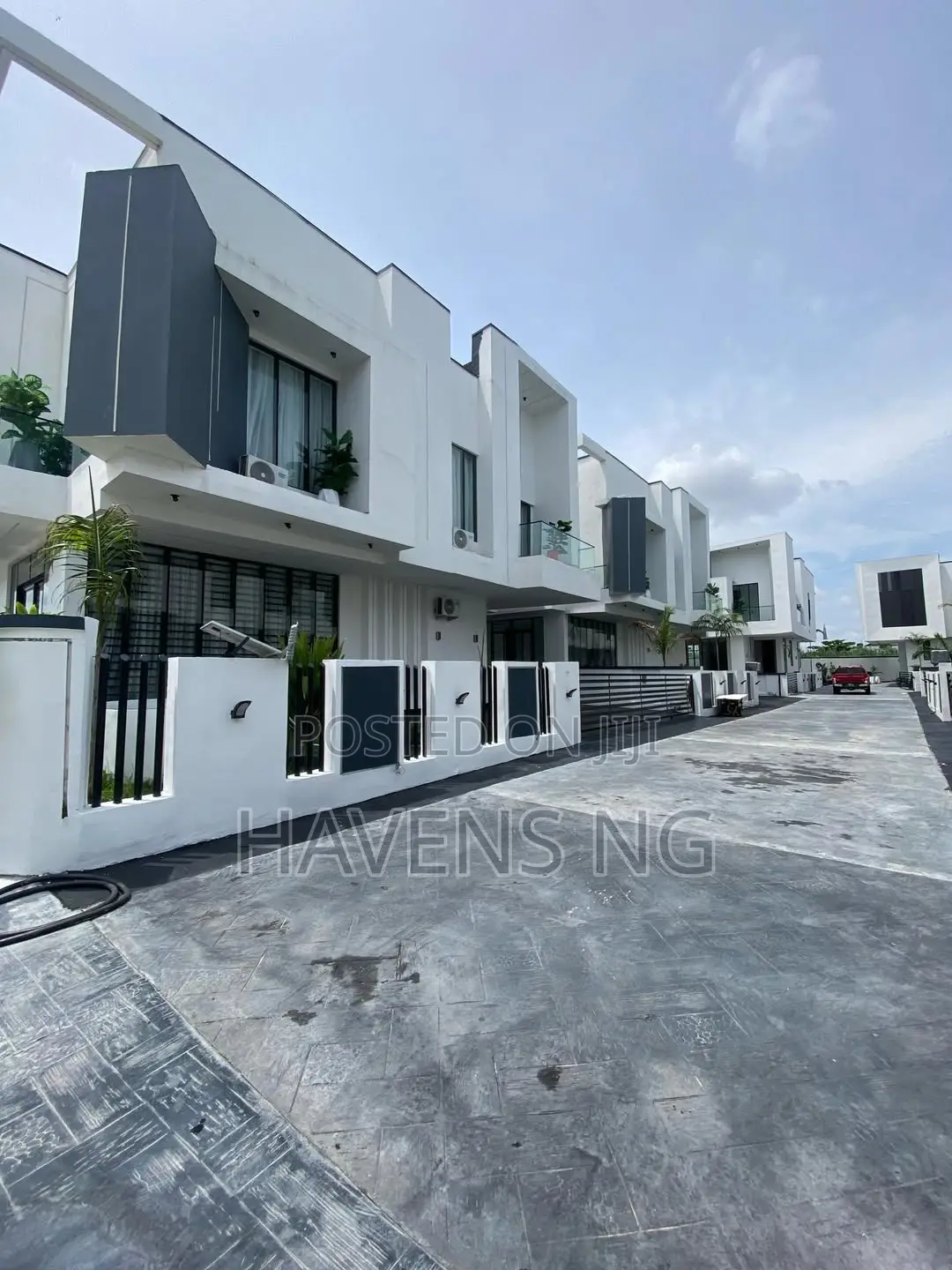5bdrm Duplex in Chevron for sale in Chevron