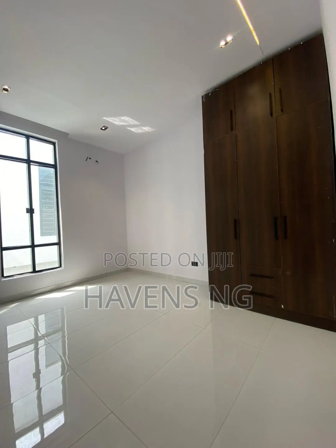 5bdrm Duplex in Chevron for sale in Chevron