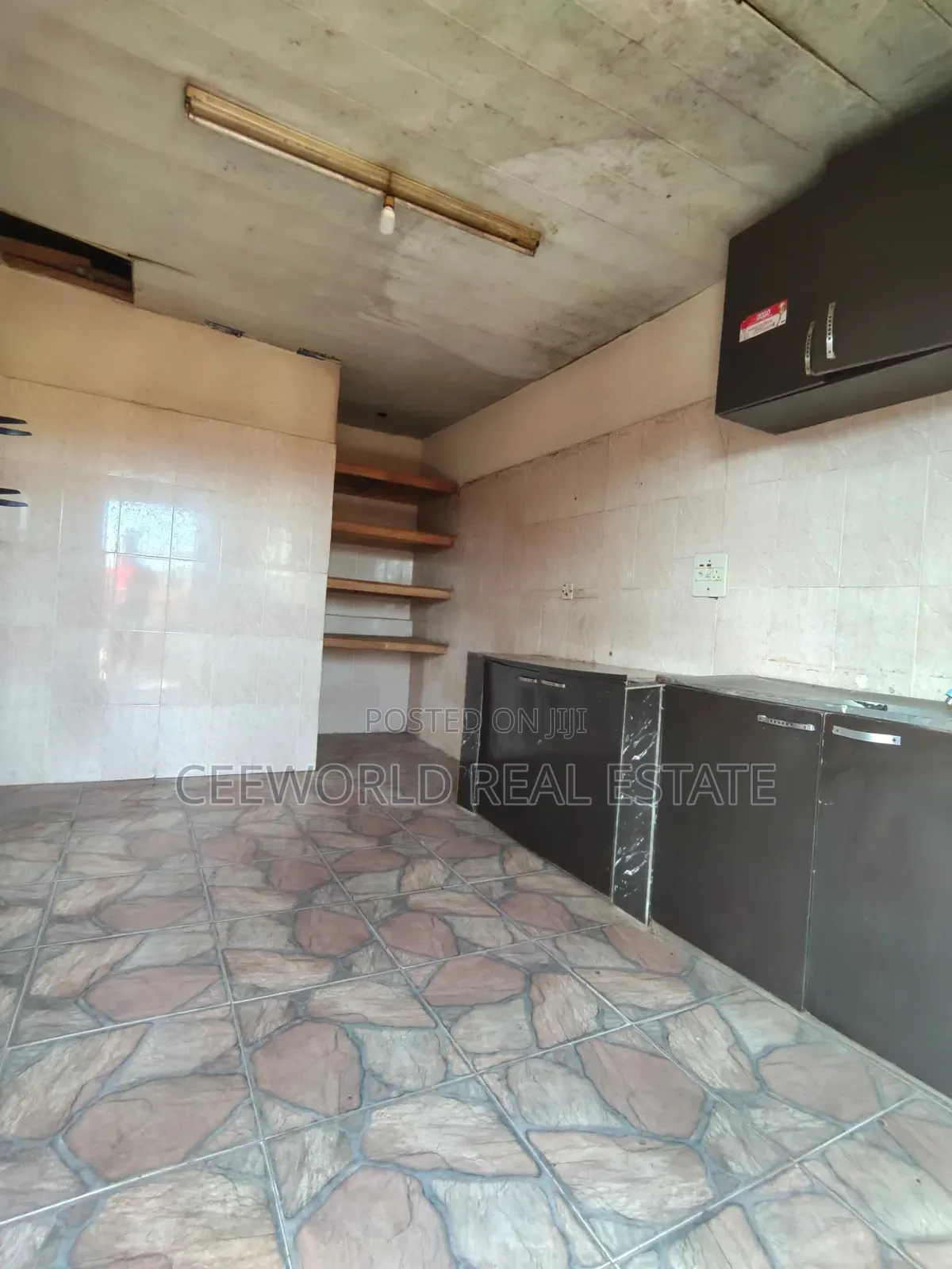3bdrm Apartment in Olakunle Akala for rent in Akala Express