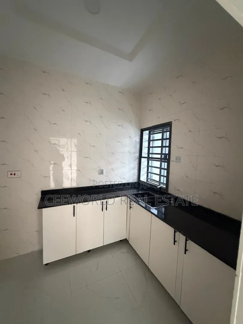 5bdrm Duplex in Oluyole Main Estate for sale in Oluyole Estate