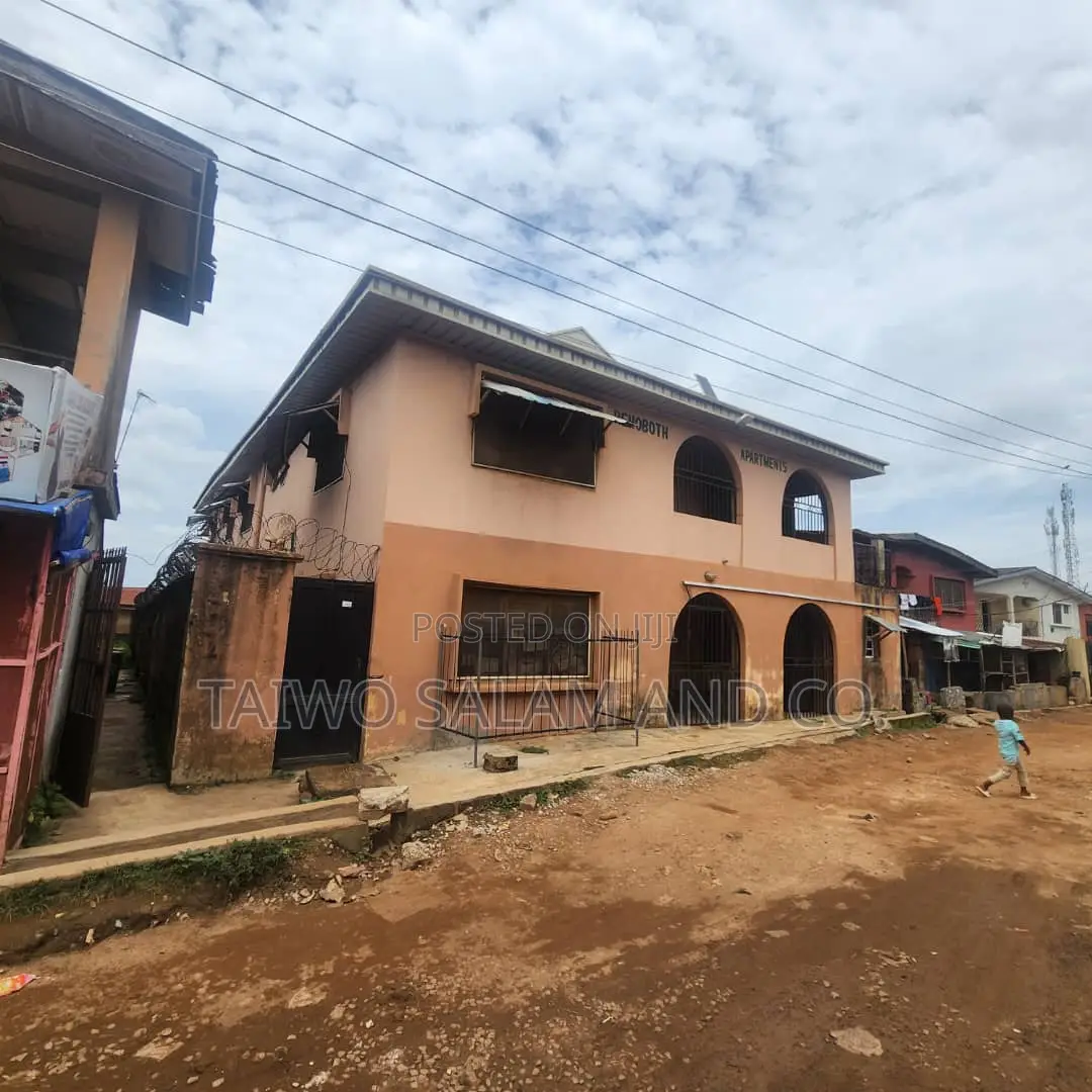 20bdrm Apartment in Agbowo for sale in Agbowo