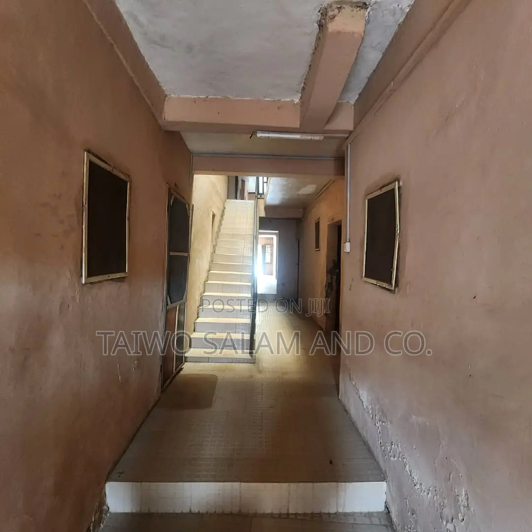 20bdrm Apartment in Agbowo for sale in Agbowo