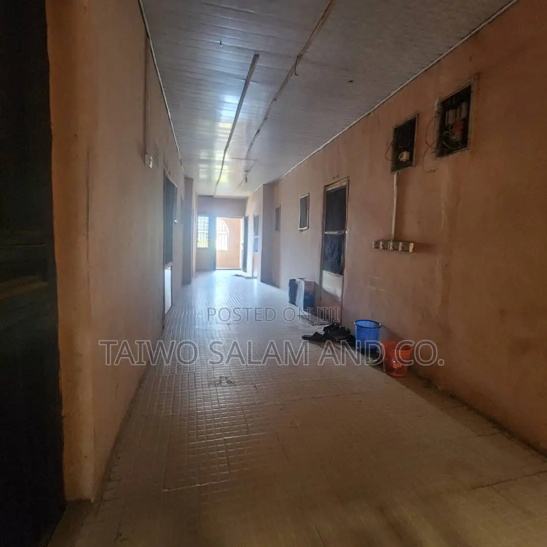 20bdrm Apartment in Agbowo for sale in Agbowo