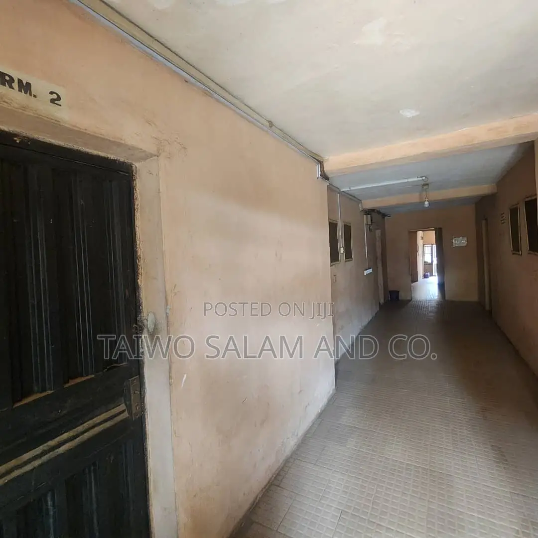 20bdrm Apartment in Agbowo for sale in Agbowo