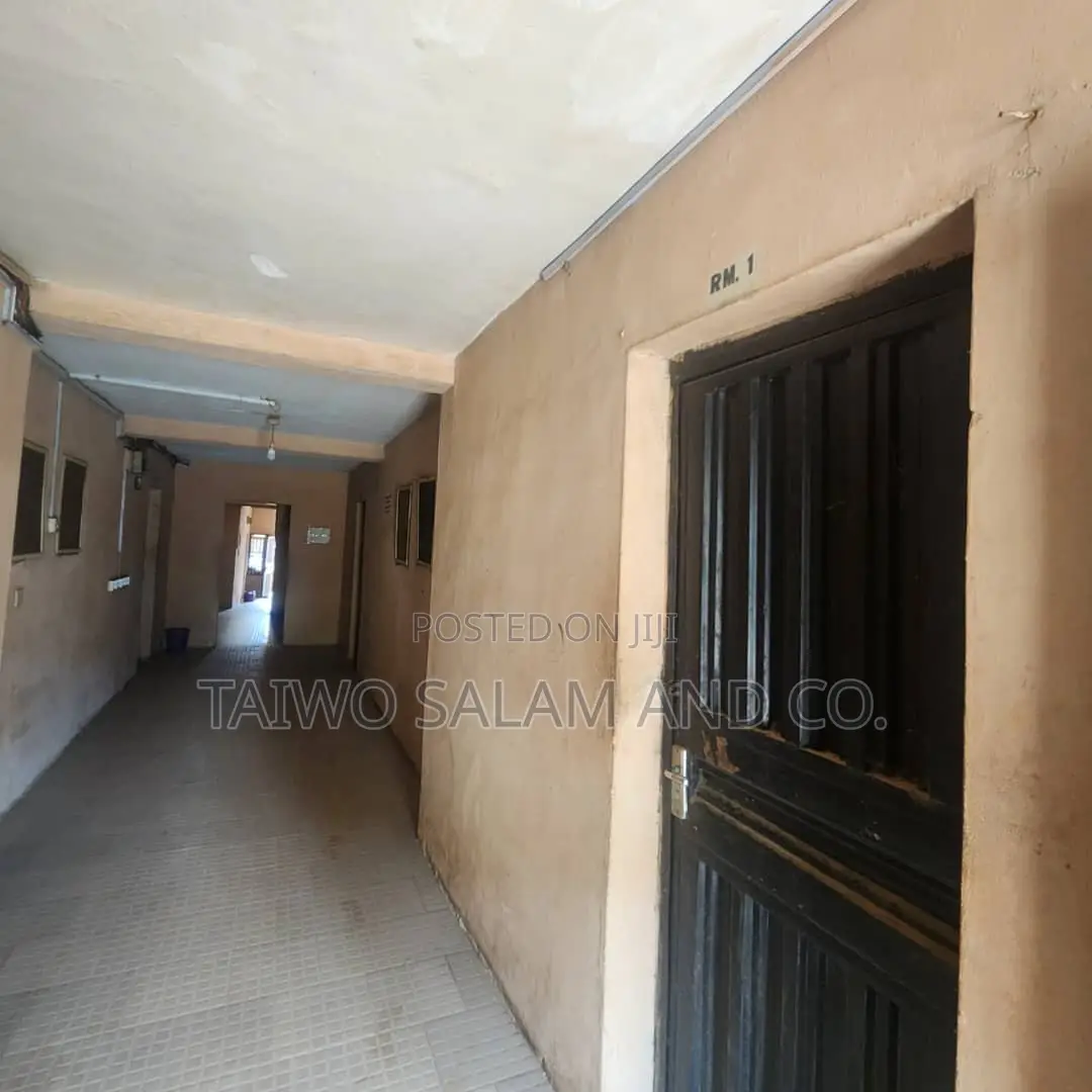 20bdrm Apartment in Agbowo for sale in Agbowo