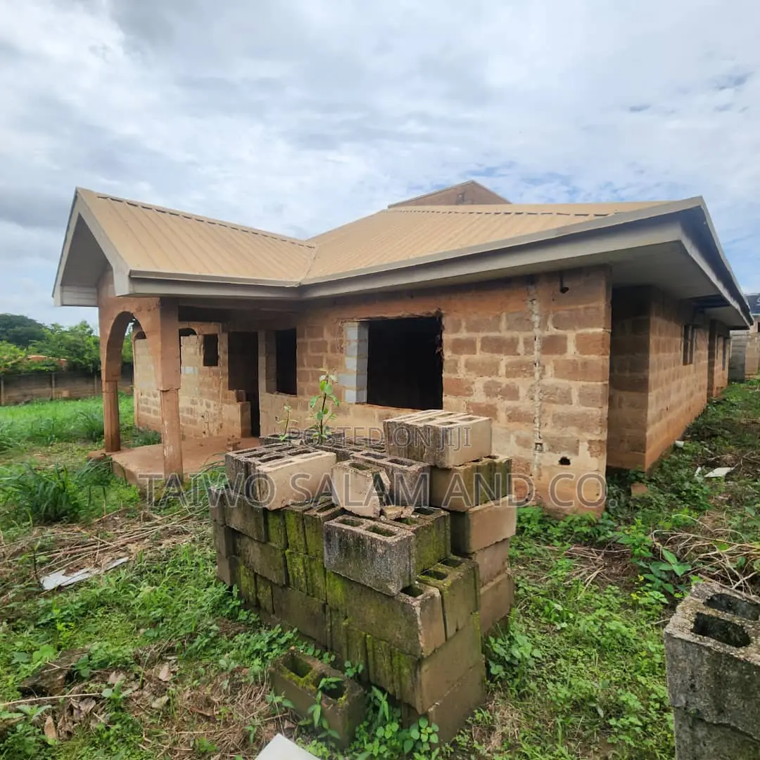 2bdrm Block of Flats in Ologuneru for sale in Ologuneru