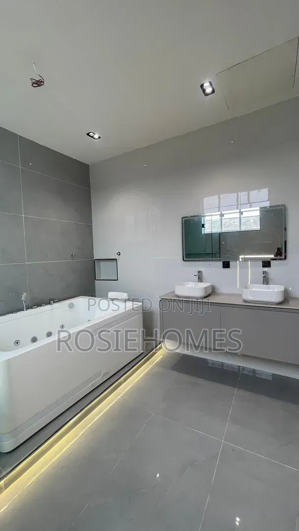 5bdrm Duplex in Osapa London for sale in Osapa london