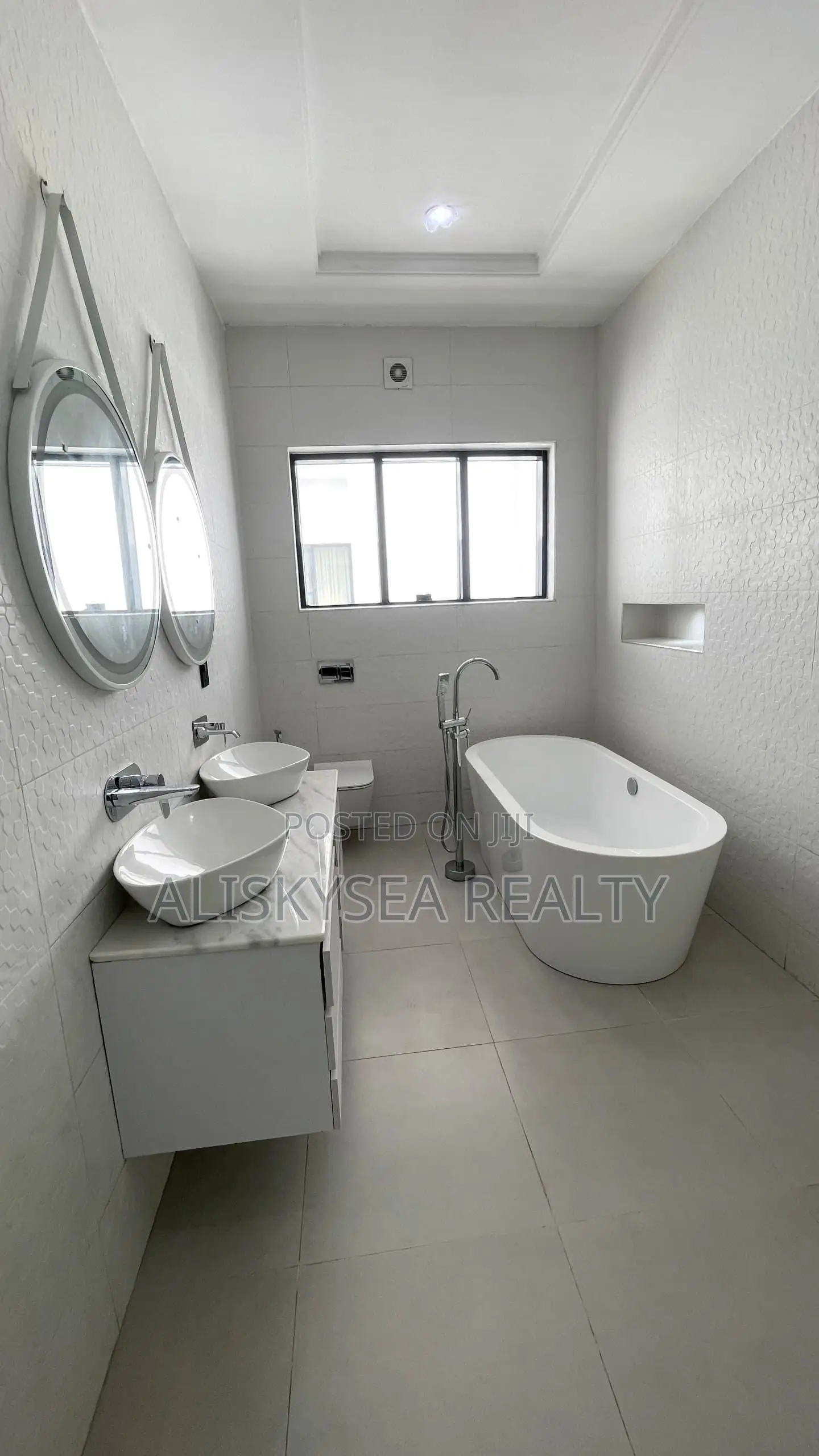 5bdrm Mansion in Pinnock Estate, Osapa london for sale in Osapa london