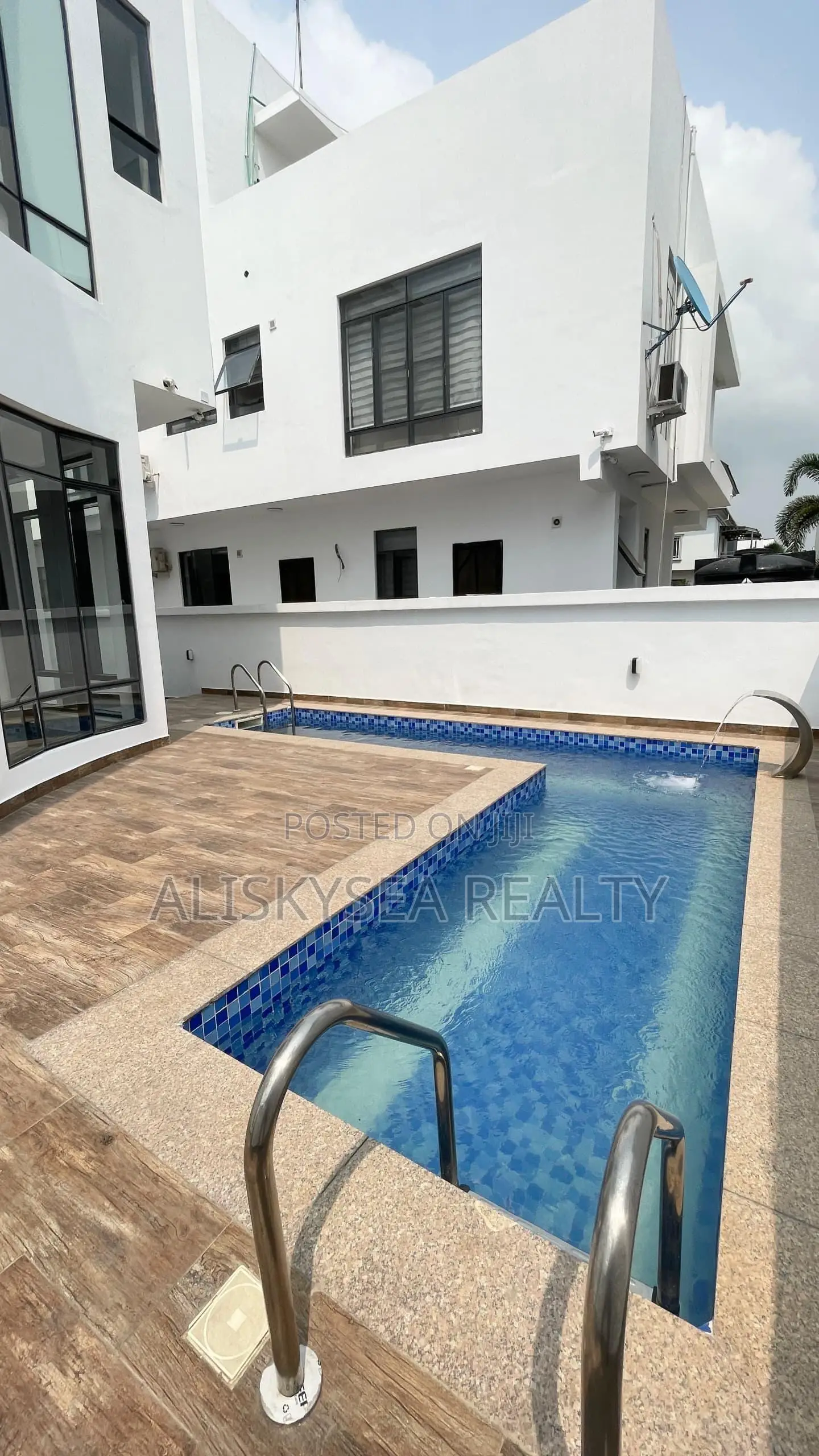 5bdrm Mansion in Pinnock Estate, Osapa london for sale in Osapa london