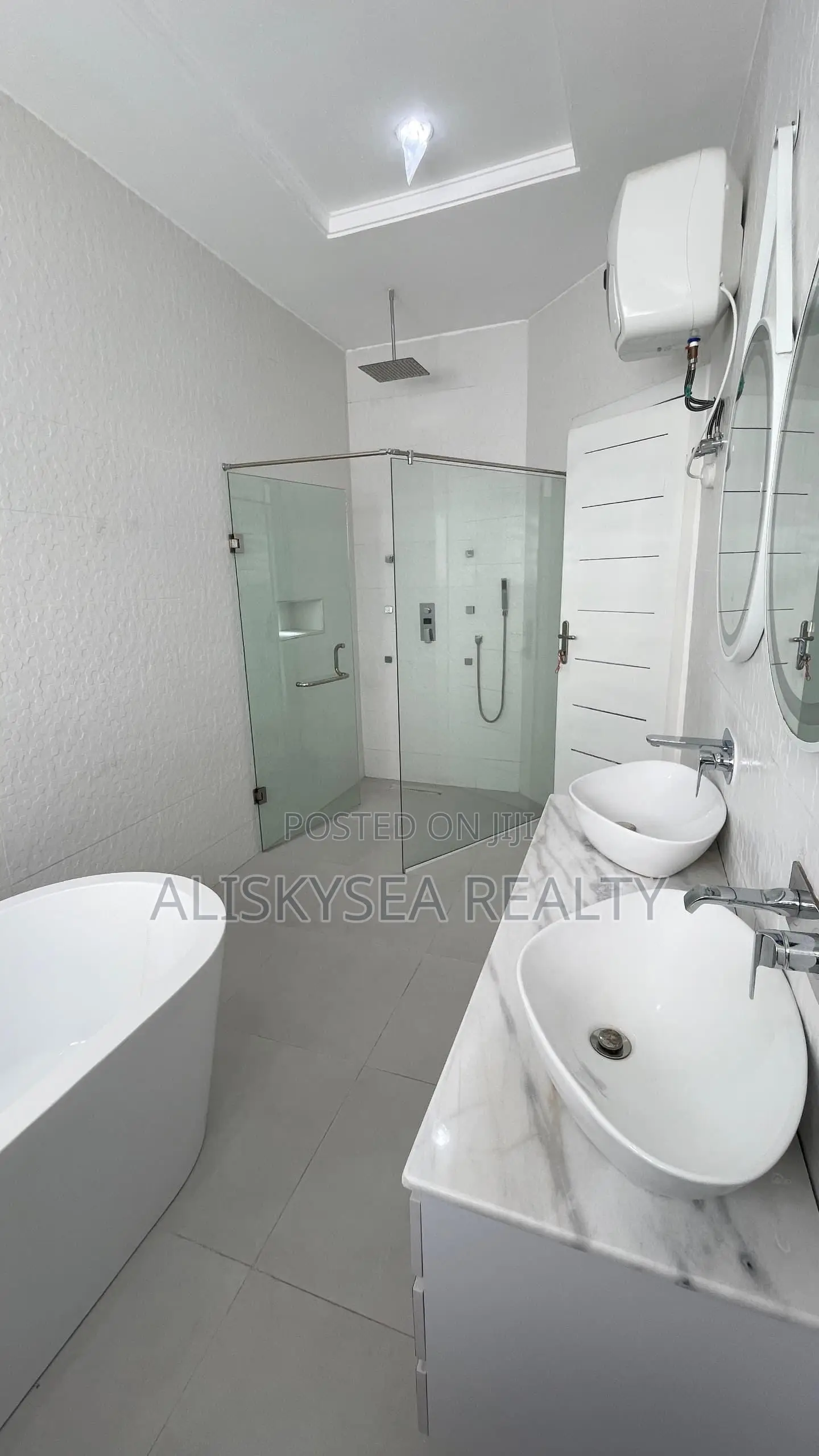 5bdrm Mansion in Pinnock Estate, Osapa london for sale in Osapa london