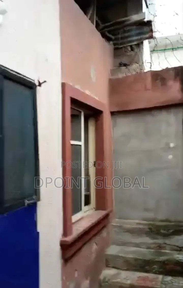 11bdrm Bungalow in Gowon Estate, Egbeda for sale in Egbeda