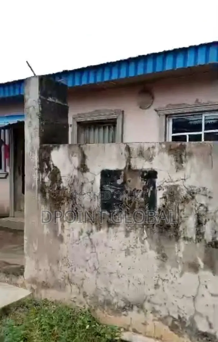 11bdrm Bungalow in Gowon Estate, Egbeda for sale in Egbeda