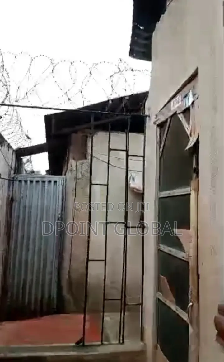 11bdrm Bungalow in Gowon Estate, Egbeda for sale in Egbeda