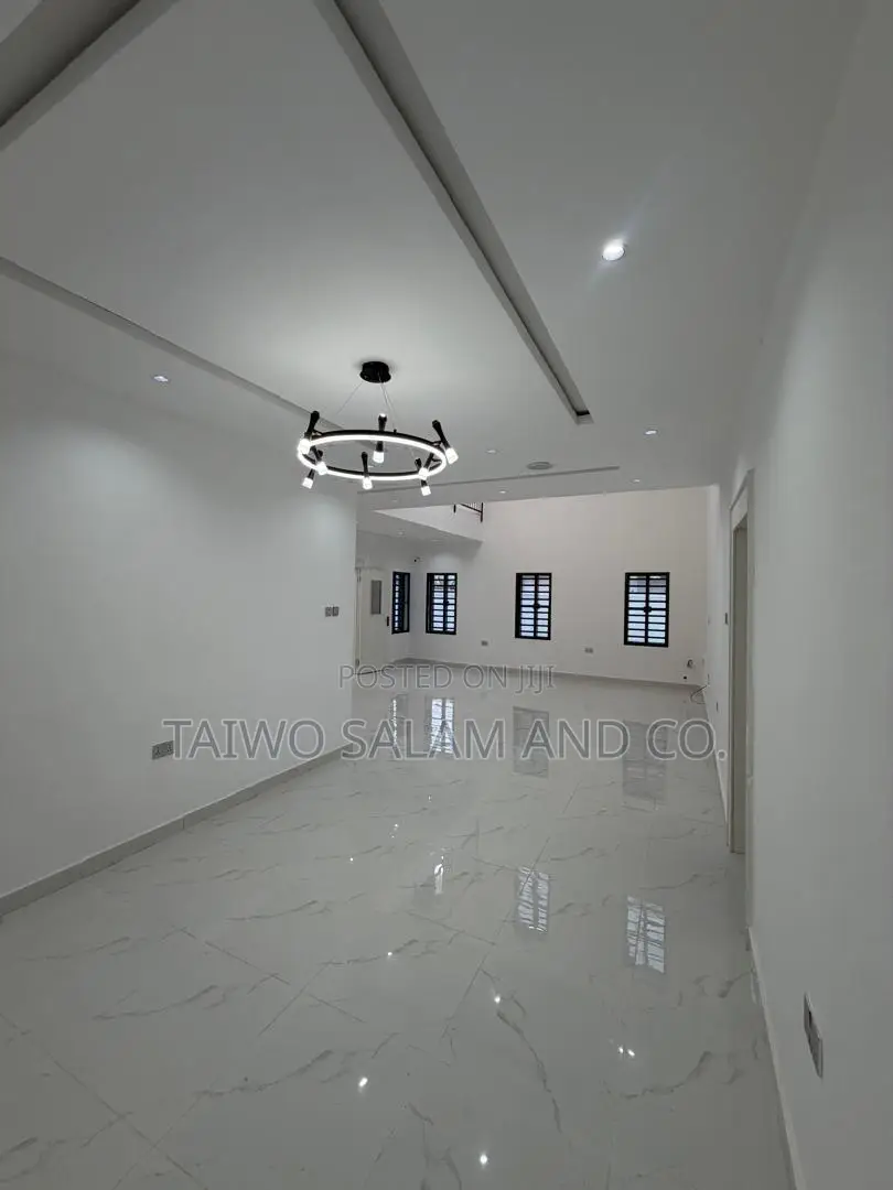 5bdrm Duplex in Oluyole Estate for sale in Oluyole Estate