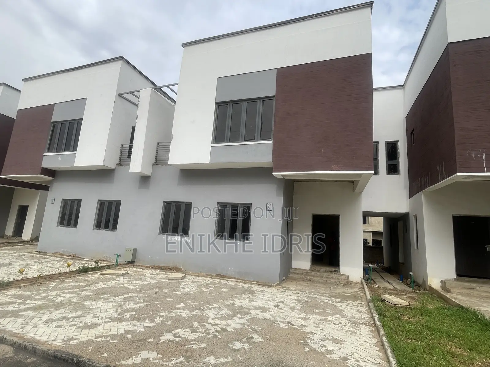 4bdrm Townhouse/Terrace in Express, Lugbe District for sale in Lugbe District