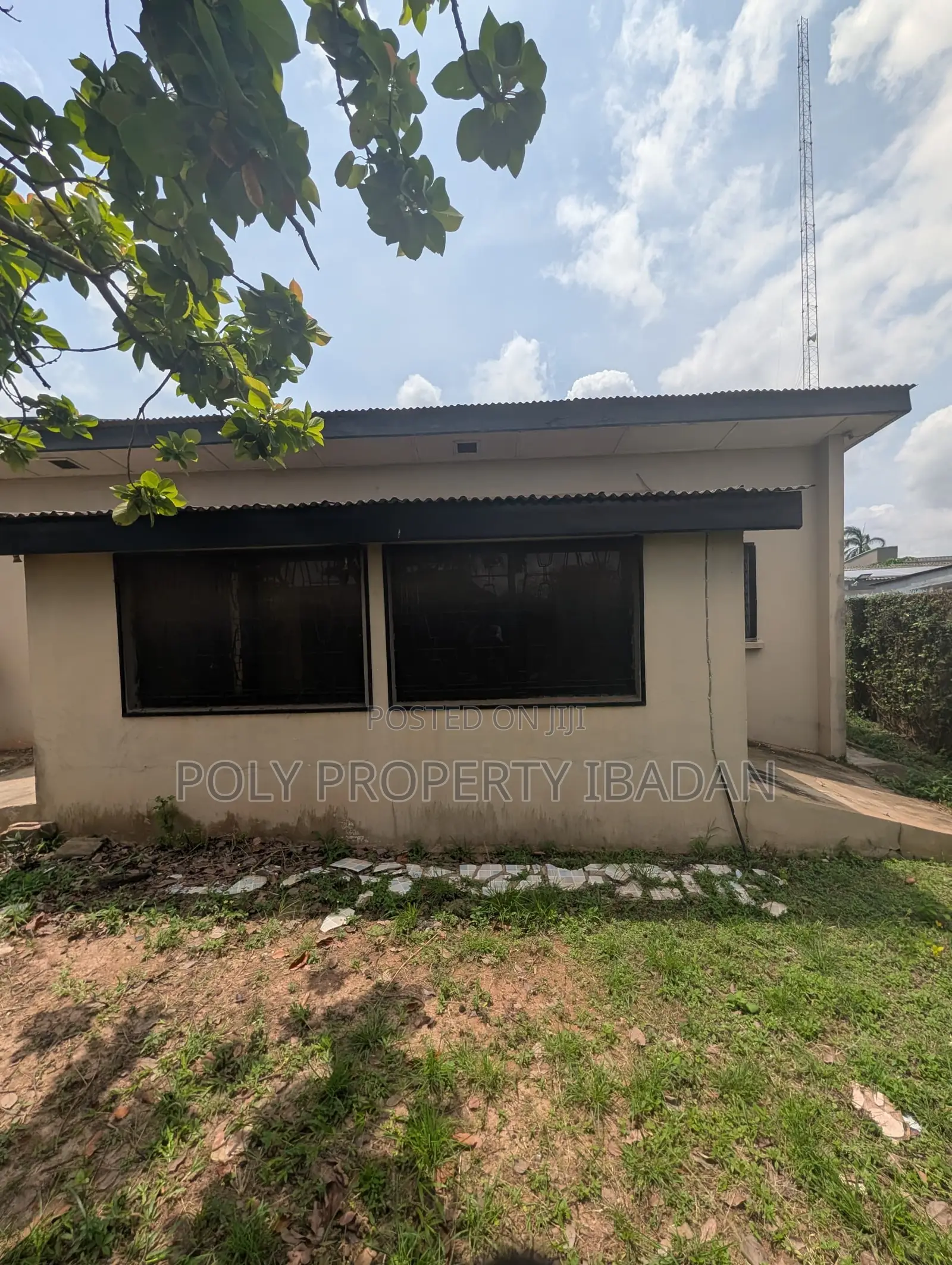 A Self Compound 3bedrooms Office Space in Bodija