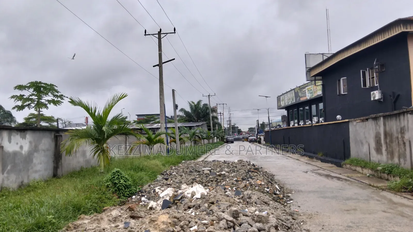 For Sale : 3 1⁄2 Plots 3 Poles Off Dr Peter Odili Major Road, Ph in New Layout