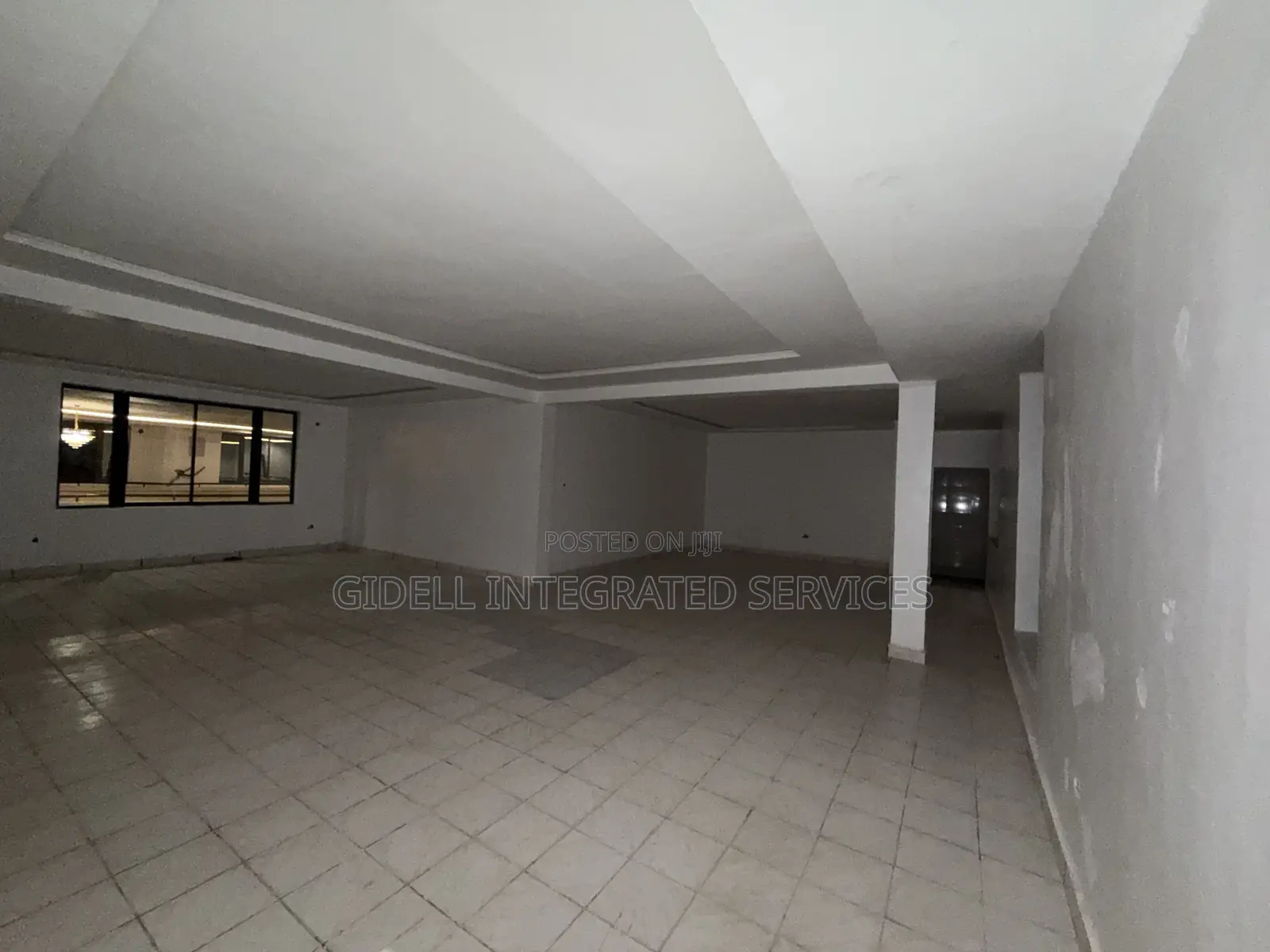 96sqm on the Third Floor in an Office Complex With Elevators in Central Business District