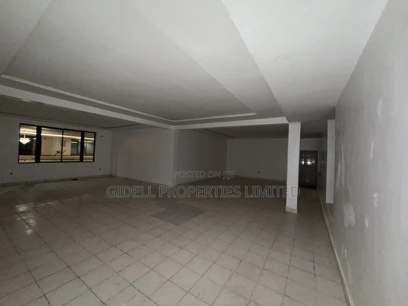 96sqm on the Third Floor in an Office Complex With Elevators in Central Business District