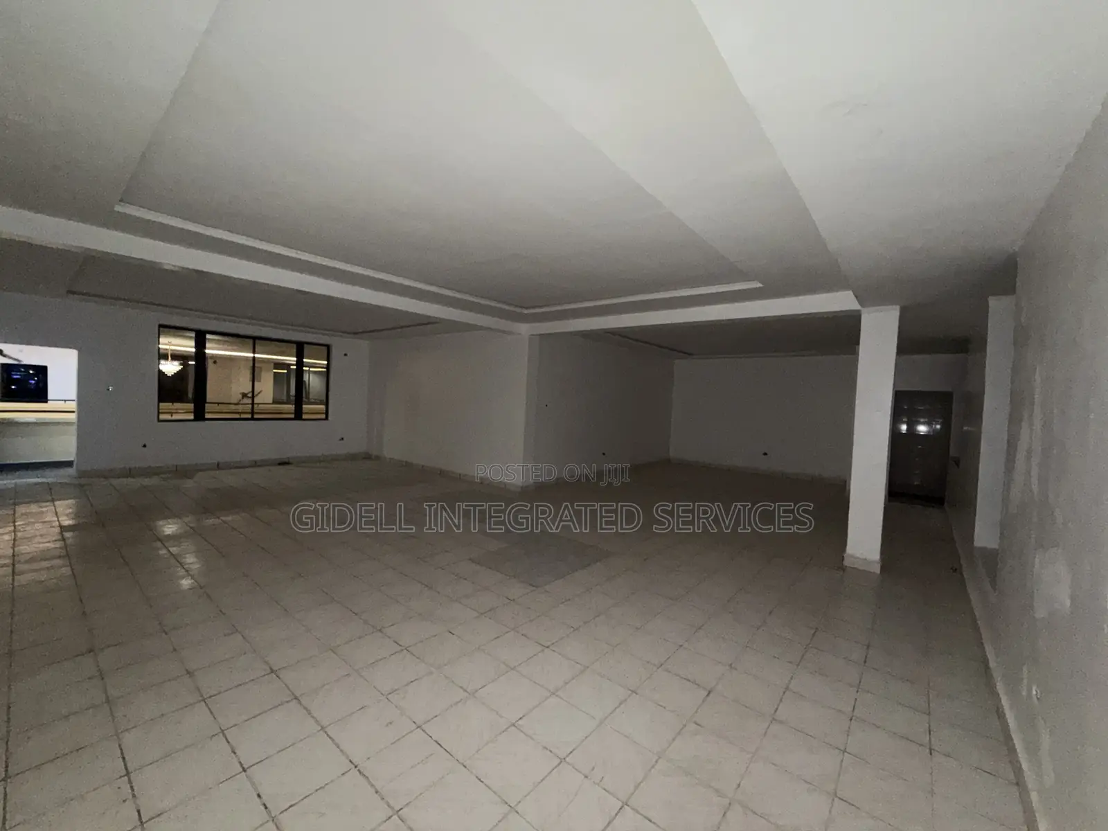 96sqm on the Third Floor in an Office Complex With Elevators in Central Business District
