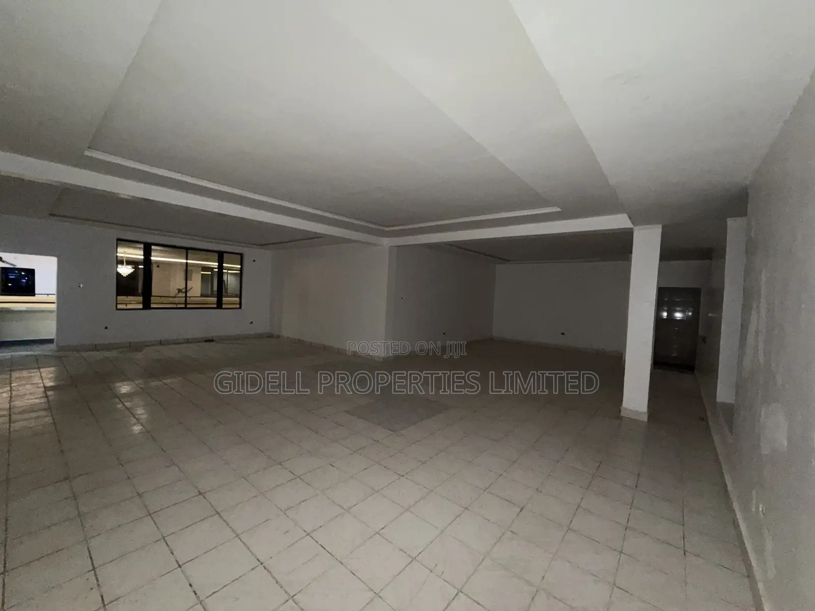 96sqm on the Third Floor in an Office Complex With Elevators in Central Business District