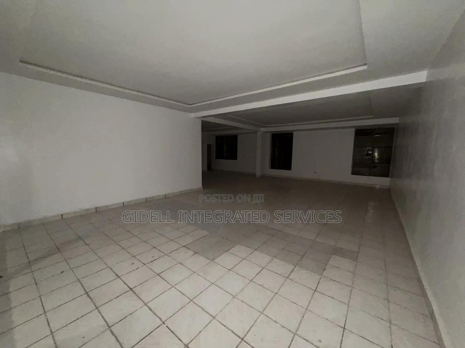96sqm on the Third Floor in an Office Complex With Elevators in Central Business District