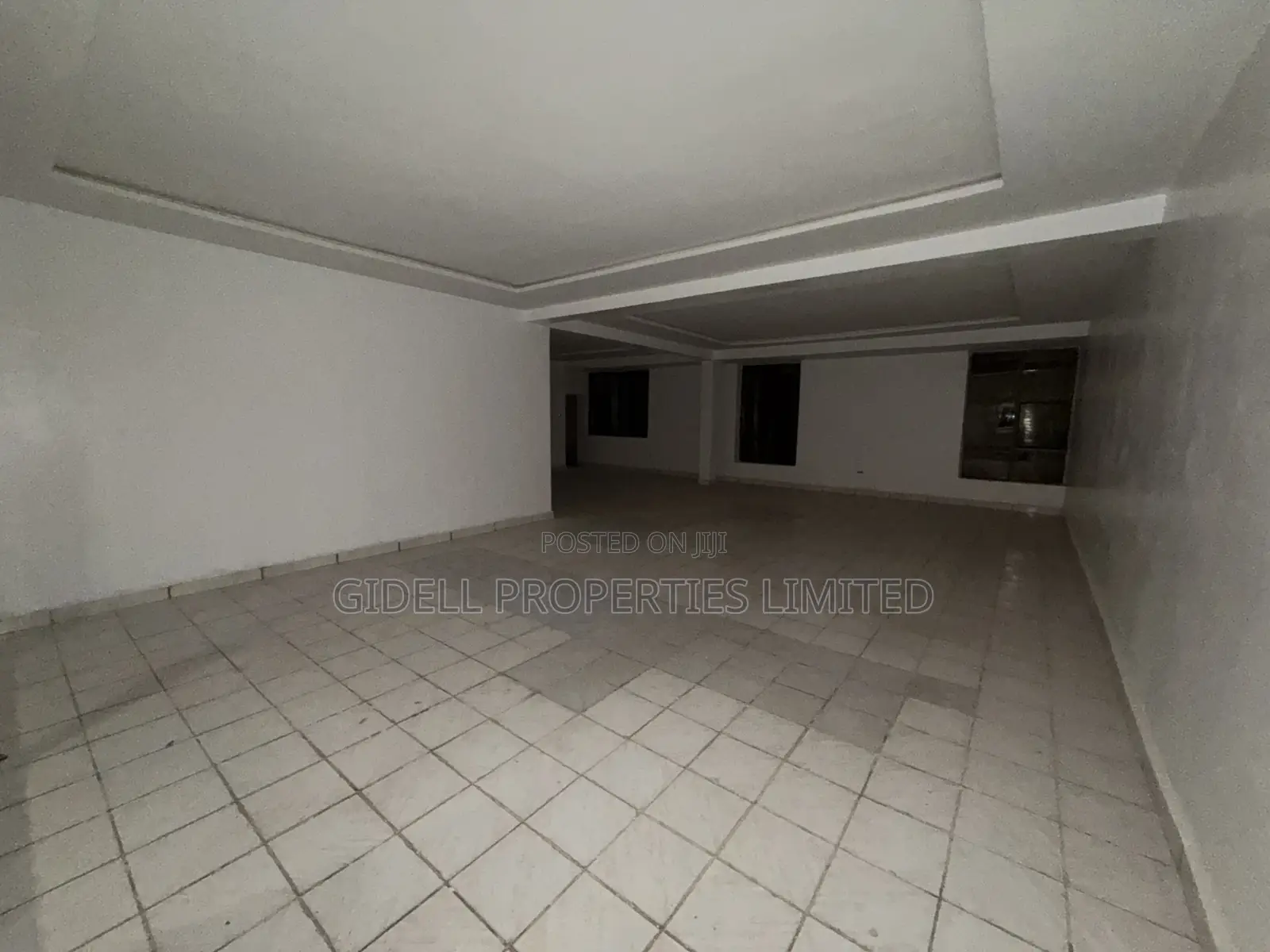 96sqm on the Third Floor in an Office Complex With Elevators in Central Business District