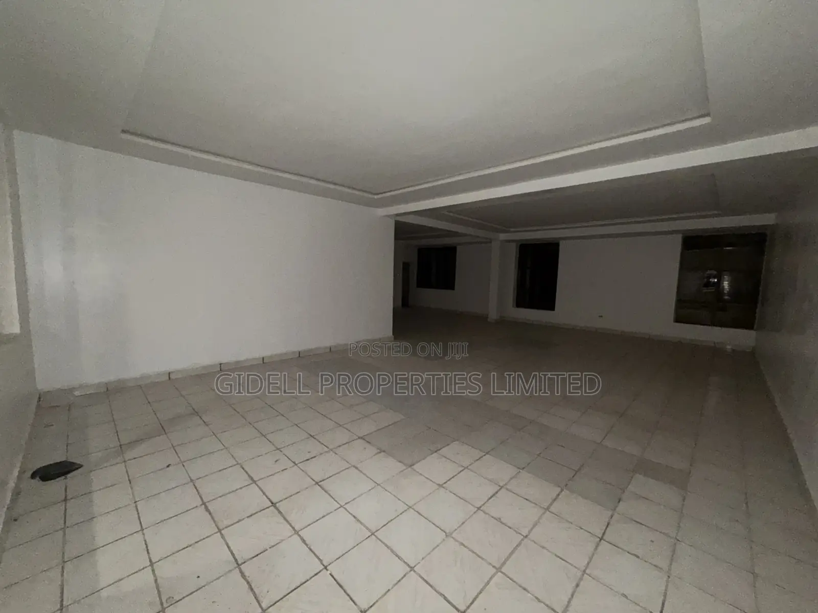 96sqm on the Third Floor in an Office Complex With Elevators in Central Business District